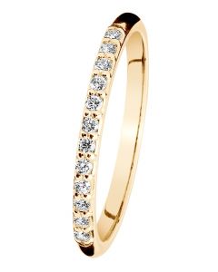 Rosa-timanttisormus on samalla herkkä ja vahva. Keltakultaisessa rivisormuksessa loistaa timantteja 12 x 0,001 ct H SI. Saatavilla myös valkokultaisena. Design Assi Arnimaa.