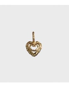 Muinaiskorujen rikas ornamentiikka on tarjonnut innoituksen Tony Granholmin suunnittelemalle Talon sydämelle. 14 karaatin kullasta taiten tehty pieni riipus sopii onnea tuovaksi amuletiksi kaikenikäisille. 