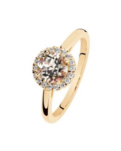 Keltakultaisen Garda-sormuksen keskellä säihkyy pyöreä Misty Rose-topaasi, jota ympäröi timantit. Timantit 18 x 0,005 H/SI. Design Assi Arnimaa.