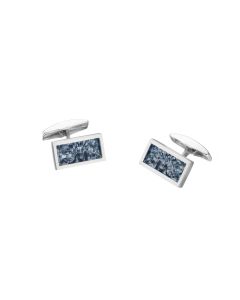 Polku kalvosinnapit oksidoitua hopeaa. Korujen koko 19x11mm. Polku-sarjassa Eelis Aleksi lähti muotoilemaan hyvin tasapainoista ja selkeää ristiä. Hän halusi luoda sille pintakuvion, joka kuvastaisi itse elämän tietä, välillä kivikkoista ja rosoista