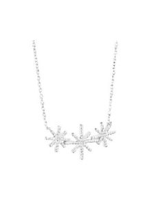 Efva Attling Beam & stars triple kaulakoru hopeaa. Riipuksena kolme timanttitähteä. Timanttien yhteispaino on 0.297ct. Keskellä olevan ison tähden koko on 13,5 x 13,5mm ja pienempien tähtien koko 10 x 10mm. Korussa on säädettävä 42/45cm ketju.