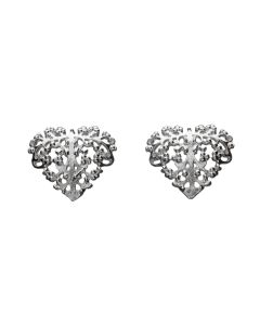 Bella-korvakorut tappikiinnityksellä. Koruosan koko 12x14mm. Carina Blomqvistin suunnittelema Bella on yksi Lumoavan suosituimmista korusarjoista, ja se on ollut tuotannossa jo vuodesta 2009 alkaen. Bella on ajaton korusarja, joka kiehtoo romanttisella mu