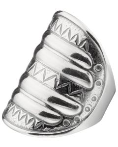 Tämän sormuksen esikuva on peräisin Perniön Yliskylästä 1100-luvulta. Vastaavanlaisia leveitä kilpimäisiä sormuksia käytettiin tuolloin koko Itämeren piirissä. Sormuksessa yhdistyvät kansalliset piirteet ja muualta tulleet vaikutteet, ja se kertoo muinais