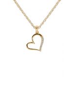 Valkokultainen, epäsymmetrinen sydänriipus. Riipuksen toista reunaa koristaa 6 timanttia. Timanttien yhteispaino 0.04 karaattia, väri H (wesselton) ja puhtausluokka SI. Riipus myydään ilman ketjua.