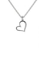 Valkokultainen, epäsymmetrinen sydänriipus. Riipuksen toista reunaa koristaa 6 timanttia. Timanttien yhteispaino 0.04 karaattia, väri H (wesselton) ja puhtausluokka SI.