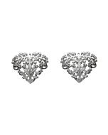 Bella-korvakorut tappikiinnityksellä. Koruosan koko 12x14mm. Carina Blomqvistin suunnittelema Bella on yksi Lumoavan suosituimmista korusarjoista, ja se on ollut tuotannossa jo vuodesta 2009 alkaen. Bella on ajaton korusarja, joka kiehtoo romanttisella mu