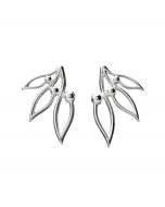 Pihla-korvakorut tappikiinnityksellä rodinoitua hopeaa. Pihla on Eelis Aleksin ensimmäinen Lumoavalle suunnittelema koru. Hänellä ei ollut selkeää mielikuvaa, millainen korusta tulisi, mutta luonto inspiraation lähteenä alkoi viemään kynää omaan suuntaans