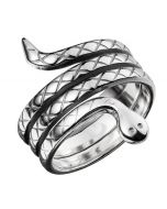 Rautakautiseen esikuvaan perustuva hopeinen Kalevala Käärmesormus sopii niin naisille kuin miehillekin. Käärmesormus on tehty kiertämällä litteää kuvioitua hopealankaa spiraaliputkeksi. Langan päissä hahmottuvat käärmeen pää ja pyrstö. Tämä todellinen Kal