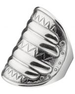 Tämän sormuksen esikuva on peräisin Perniön Yliskylästä 1100-luvulta. Vastaavanlaisia leveitä kilpimäisiä sormuksia käytettiin tuolloin koko Itämeren piirissä. Sormuksessa yhdistyvät kansalliset piirteet ja muualta tulleet vaikutteet, ja se kertoo muinais