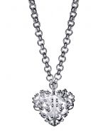 Bella-riipuksen koko on 35x36mm. Ketjun pituus 50cm. Carina Blomqvistin suunnittelema Bella on yksi Lumoavan suosituimmista korusarjoista, ja se on ollut tuotannossa jo vuodesta 2009 alkaen. Bella on ajaton korusarja, joka kiehtoo romanttisella muotokiele