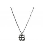 Lumoava Soturi riipus oksidoitua hopeaa. Soturi on Eelis Aleksin ensimmäinen miehille suunnittelema korusarja, ja se on ollut Lumoavan valikoimassa jo vuodesta 2008 asti. Aleksi otti malliksi mantovan ristin, josta lähti muotoilemaan korua, jollaista halu