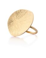 lumoava_lily_sormus_kullatua_hopeaa_edestä