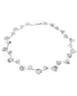 Verso-kaulakoru on näyttävä, mutta kauniin kepeä koru, jonka kantaminen tekee arjestakin juhlaa. Kaulakorun pituus on 46 cm ja leveys maksimissaan 23 mm. Muotoilija Inni Pärnänen. Verson inspiraatio heräsi Inni Pärnäsen ikkunalaudalla, hänen hieman oikuk