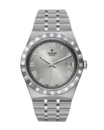 Tudor Royal M28500-0001. Kellon koneisto on automaattivetoinen Calibre T601, jonka käyntivara on noin 38 tuntia.
Tyylikästä hopeaa kellotaulua suojaa kestävä safiirikristallilasi. Ranneke on terästä. Kellon halkaisija on 38mm ja vesitiiviys 100m. Kelloll