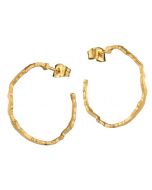 Pimenevien syysiltojen hiljaisuus ja kuun välkehtivä heijastus veden pinnalla ovat innoittaneet Lapponian korusuunnittelijaa Taru Harmaala Chaloffia Moonlit Eve -kokoelman suunnittelussa.