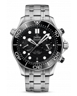 Omega Seamaster Professional Diver 300M miesten rannekello automaattikoneistolla. Mustassa kellotaulussa on luminoidut indeksit ja viisarit, sekä näytöt ajanottotoimintoa varten. Kello kuuden kohdalla on päivyri. Kellon halkaisija on 44mm ja vesitiiviys 3
