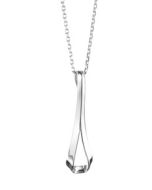 Folded-kaulakoru hopeaa 70 cm ketjulla. Korussa näyttävä hopeariipus.