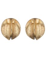 Lumikukka on suomalaisen korumuotoilun moderni klassikko. Kirkkaasta pronssista valetun Lumikukan pinta hehkuu lämpimän kullanhohtoisena. Tappikiinnitys, tappi ja taustanasta hopeaa. Korvakorut saatavissa myös hopeisina.

