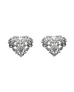 Bella-korvakorut tappikiinnityksellä. Koruosan koko 12x14mm. Carina Blomqvistin suunnittelema Bella on yksi Lumoavan suosituimmista korusarjoista, ja se on ollut tuotannossa jo vuodesta 2009 alkaen. Bella on ajaton korusarja, joka kiehtoo romanttisella mu