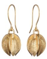 Lumikukka on suomalaisen korumuotoilun moderni klassikko. Kirkkaasta pronssista valettu pallomainen Lumikukka hehkuu lämpimän kullanhohtoisena. Avokoukut kullattua hopeaa. Korvakorut saatavissa myös hopeisina.