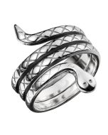 Rautakautiseen esikuvaan perustuva hopeinen Kalevala Käärmesormus sopii niin naisille kuin miehillekin. Käärmesormus on tehty kiertämällä litteää kuvioitua hopealankaa spiraaliputkeksi. Langan päissä hahmottuvat käärmeen pää ja pyrstö. Tämä todellinen Kal