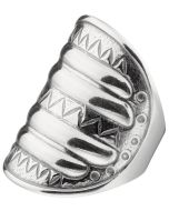 Tämän sormuksen esikuva on peräisin Perniön Yliskylästä 1100-luvulta. Vastaavanlaisia leveitä kilpimäisiä sormuksia käytettiin tuolloin koko Itämeren piirissä. Sormuksessa yhdistyvät kansalliset piirteet ja muualta tulleet vaikutteet, ja se kertoo muinais