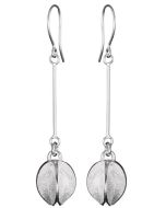 Lumikukka on suomalaisen korumuotoilun moderni klassikko. Hopeasta valetun pallomaisen Lumikukan pinta hohtaa himmeän huurteisena. Tässä versiossa Lumikukka keinahtelee kepeästi hopeisen ketjun päässä. Hopeiset avokoukut. Korvakorut saatavissa myös pronss