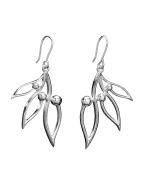 Pihla-koukkukorvakorut rodinoitua hopeaa. Korun koko 24x45cm. Pihla on Eelis Aleksin ensimmäinen Lumoavalle suunnittelema koru. Hänellä ei ollut selkeää mielikuvaa, millainen korusta tulisi, mutta luonto inspiraation lähteenä alkoi viemään kynää omaan suu