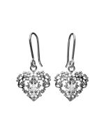 Lumoava Bella koukkukorvakorut hopeaa. Carina Blomqvistin suunnittelema Bella on yksi Lumoavan suosituimmista korusarjoista, ja se on ollut tuotannossa jo vuodesta 2009 alkaen.
Bella on ajaton korusarja, joka kiehtoo romanttisella muotokielellään. Koruma