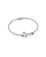 Love rannekoru säädettävällä pituudella 18/19,5cm. Korun koko 28x17mm. Love-sarja sai alkunsa rakkaudesta, maailmankaikkeuden suurimmasta voimasta. Jokainen tuntee ja ilmaisee sitä omalla tavallaan. Rakkauden kohteena voi olla pikkusisko, ystävät, lemmikk