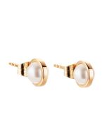 18 karaatin kullasta valmistetut korvakorut tappikiinnityksellä. Korvakoruja koristaa valkoiset makeanvedenhelmet.