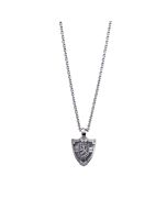 Suurempi 1917-riipus on näyttävä koru, jonka riipus on kooltaan 28x43 mm ja ketjun pituus on 70 cm.

Salla Räsänen suunnitteli 1917-korusarjan Suomen 100-vuotisen itsenäisyyden kunniaksi. Lähtökohtana oli luoda koru, joka arvokkaalla ja rehellisellä tav