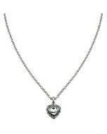 Muinaiskorujen rikas ornamentiikka on tarjonnut innoituksen Tony Granholmin suunnittelemalle Talon sydämelle. Pieni hopeariipus sopii onnea tuovaksi amuletiksi kaikenikäisille. Ankkuriketjussa säädettävä pituus 42/45 cm. Jousirengaslukko. Saatavissa myös 