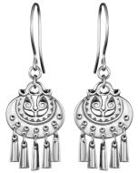 Germun Paaerin 1940-luvulla suunnittelema Kuutar on klassikkokoruistamme ehkä se kaikkein ikonisin. Viikinkihenkisten korvakorujen spiraalit symboloivat elämän kiertokulkua, ja pienet helat karkottavat helinällään pahoja henkiä. Hopeaa.