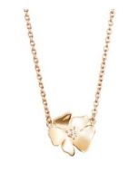 18 karaatin kultaa Violet & Stars-kaulakoru. Ketjun keskelle on kiinnitetty orvokkia esittävä hopeakukkanen. Kukan keskellä on kolme 0,024ct timanttia. Ketju on säädettävissä 42/45cm mittaiseksi. 