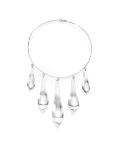 Upea Native-kaulakoru hopeaa. Riipukset ovat kiinni hopeisessa kaularenkaassa, jonka pituus on 41cm.