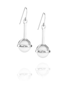 Efva Attling hopeat Amor Fati Globe-korvakorut koukkukiinnityksellä. Korvakoruissa on valkoiset akaattihelmet, joiden ympäri kulkee hopeakehä, jossa lukee ”AMOR FATI”. 