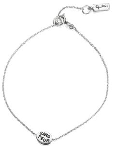 Hopearannekoru, jossa on ovaalinmuotoinen koruosa, jossa lukee ”SANS PEUR” eli ”Ilman pelkoa”. Rannekorun pituus on 17,5cm. 