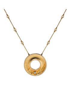 Lapponia Solaris-kaulakoru 18K keltakultaa. Riipuksessa timantti. Suunnittelija Christophe Burger. Rjaoitettu saatavuus. 