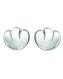 Pieni, eleetön hopeakorvakoru sopii hyvin jokapäiväiseen käyttöön ja yhdistyy koruun kuin koruun. Valo heijastuu kauniisti korvakorun aavistuksen koveralta pinnalta. Tappikiinnitys.