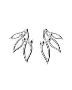 Pihla-korvakorut tappikiinnityksellä rodinoitua hopeaa. Pihla on Eelis Aleksin ensimmäinen Lumoavalle suunnittelema koru. Hänellä ei ollut selkeää mielikuvaa, millainen korusta tulisi, mutta luonto inspiraation lähteenä alkoi viemään kynää omaan suuntaans