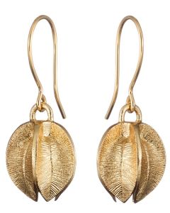 Lumikukka on suomalaisen korumuotoilun moderni klassikko. Kirkkaasta pronssista valettu pallomainen Lumikukka hehkuu lämpimän kullanhohtoisena. Avokoukut kullattua hopeaa. Korvakorut saatavissa myös hopeisina.