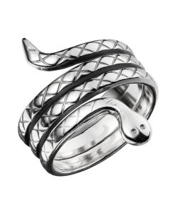 Rautakautiseen esikuvaan perustuva hopeinen Kalevala Käärmesormus sopii niin naisille kuin miehillekin. Käärmesormus on tehty kiertämällä litteää kuvioitua hopealankaa spiraaliputkeksi. Langan päissä hahmottuvat käärmeen pää ja pyrstö. Tämä todellinen Kal