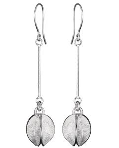 Lumikukka on suomalaisen korumuotoilun moderni klassikko. Hopeasta valetun pallomaisen Lumikukan pinta hohtaa himmeän huurteisena. Tässä versiossa Lumikukka keinahtelee kepeästi hopeisen ketjun päässä. Hopeiset avokoukut. Korvakorut saatavissa myös pronss