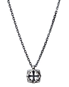 Soturi-riipus tummennetulla hopeaketjulla 45/50cm. Korun koko 11x15mm. Soturi on Eelis Aleksin ensimmäinen miehille suunnittelema korusarja, ja se on ollut Lumoavan valikoimassa jo vuodesta 2008 asti. Aleksi otti malliksi mantovan ristin, josta lähti muot