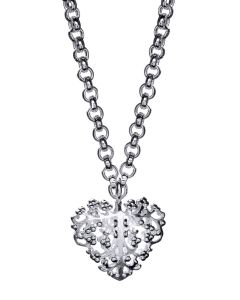 Bella-riipuksen koko on 35x36mm. Ketjun pituus 50cm. Carina Blomqvistin suunnittelema Bella on yksi Lumoavan suosituimmista korusarjoista, ja se on ollut tuotannossa jo vuodesta 2009 alkaen. Bella on ajaton korusarja, joka kiehtoo romanttisella muotokiele