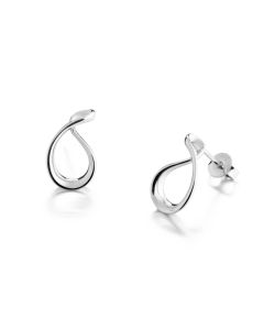 Elegia-korvakorut rodinoitua hopeaa. Tappikiinnitys. Korun koko 10x16mm. Inni Pärnäinen sai inspiraationsa Elegian kauniiseen muotoon ajasta, sen loputtomasta virtauksesta ja rytmistä. Ajaton kauneus koruissa on Innille tärkeää, ja hän halusi yhdistää näm