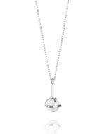 Amor fati globe-kaulakoru hopeaa 80cm ketjulla. Riipuksessa näyttävä akaattihelmi. Helmen ympärillä kiertävässä kehässä on teksti ”Amor fati”.