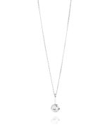 Efva Attling hopea Amor Fati Globe-kaulakoru 70cm pitkällä ketjulla. Korussa on näyttävä valkoinen akaattihelmi, jonka ympäri kulkee hopeakehä. Hopeakehässä lukee ”Amor Fati” .