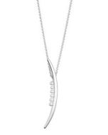 Efva Attling Moon slice pearls-kaulakoru säädettävällä 42/45cm ketjulla. Riipuksessa kuusi makeanveden helmeä. Helmet yhdistettynä hopeaan luovat klassisen kokonaisuuden, joka on saanut muotoilunsa ansiosta modernin ilmeen koruun. 